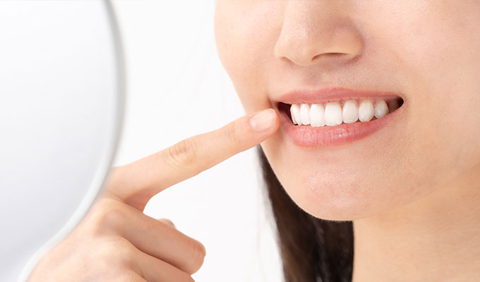 歯を確認する女性